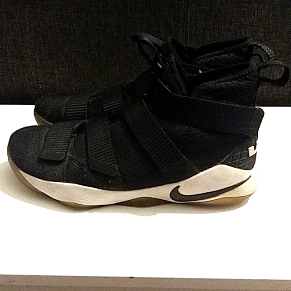 Nike LeBron Soldier 11